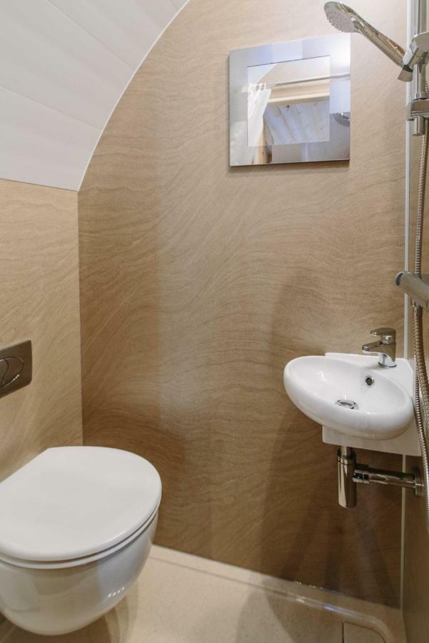 Buttercup Glamping Pod Hotell Cheltenham Exteriör bild